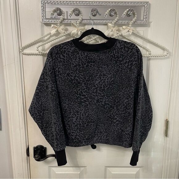 Leopard Print Old Navy Active Crop Sweatshirt - Picture 4 of 5